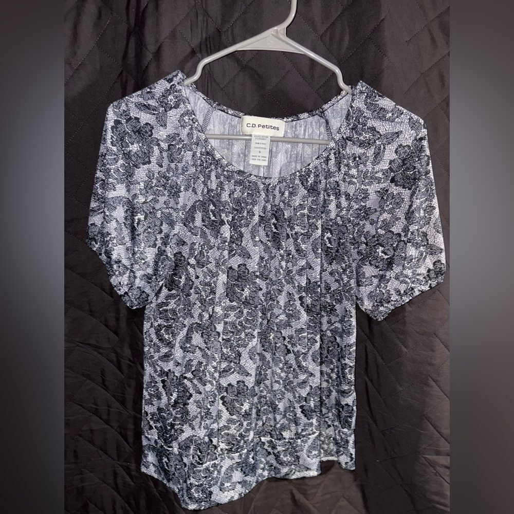 ❤️🔥FREE WHEN ADDED TO YOUR BUNDLE❤️🔥 Graphic Short Sleeve Blouse #2471
